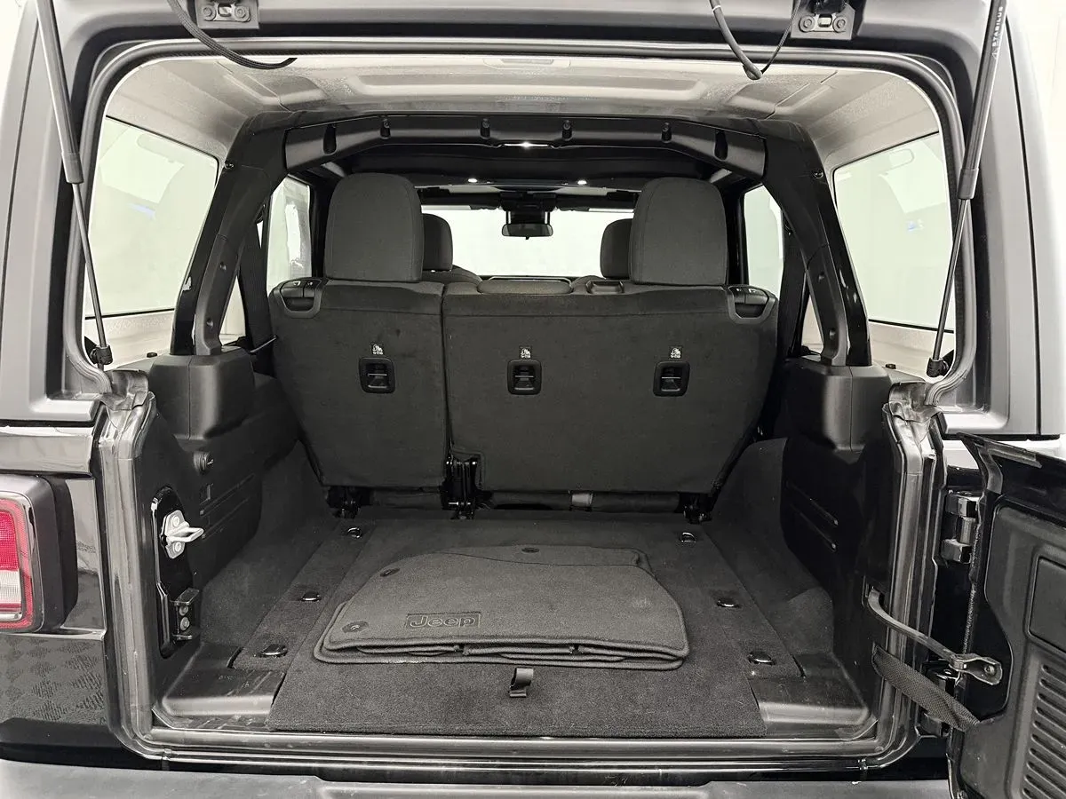 Jeep Wrangler photo 32