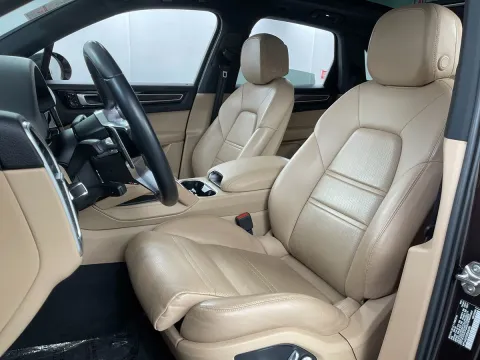 More photos of 2019 Porsche Cayenne at Autos of Chicago, IL