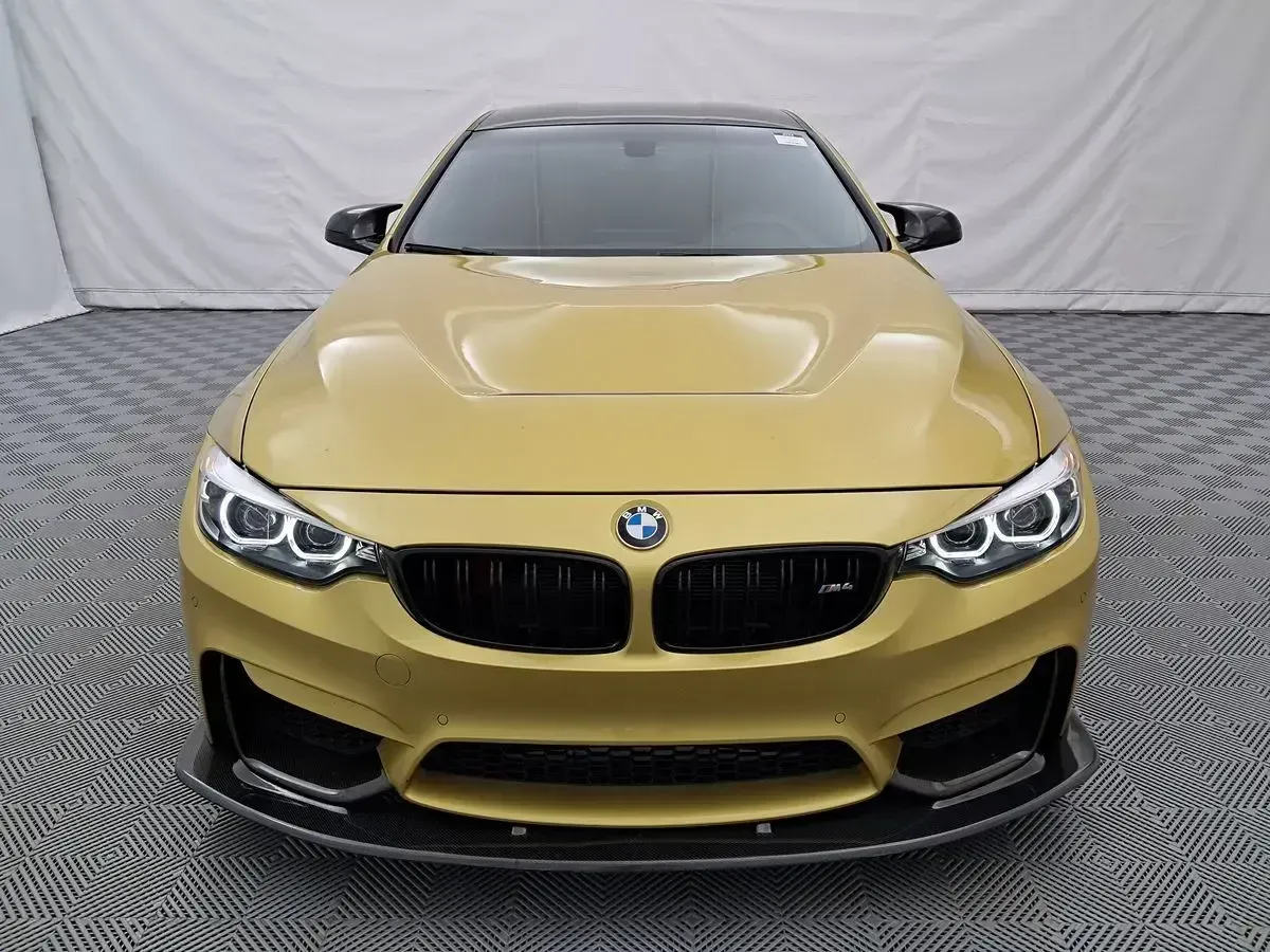 BMW M4 photo 3