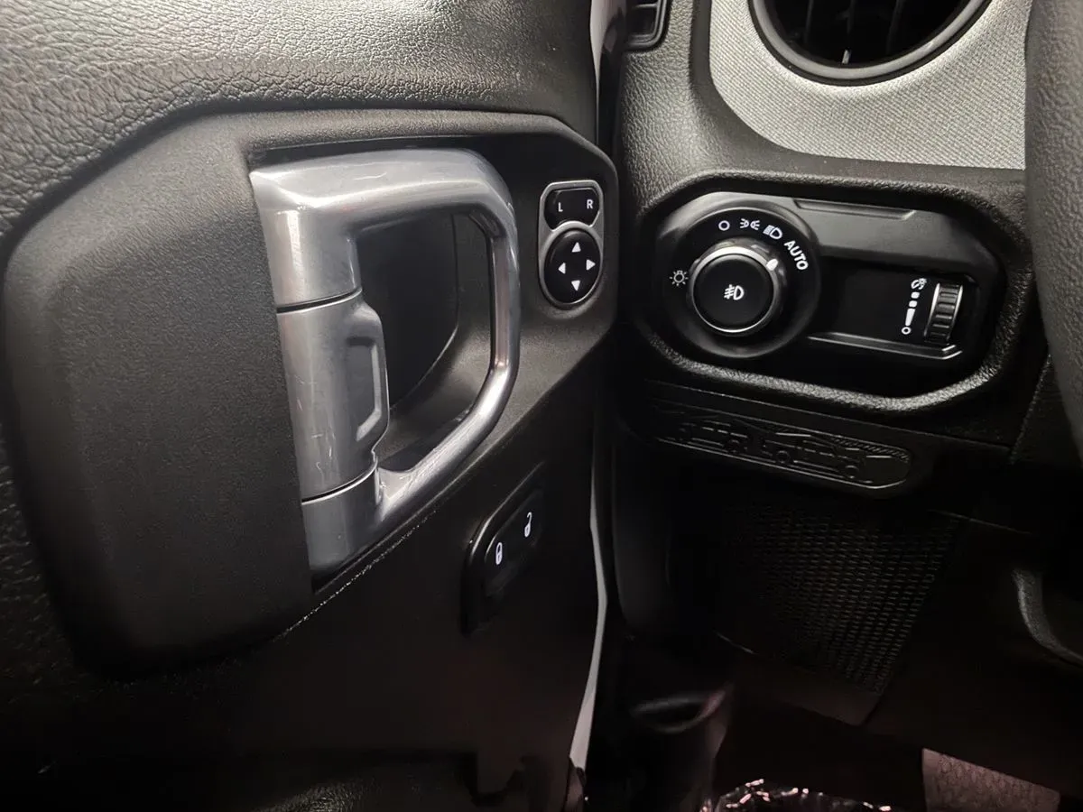 Jeep Wrangler photo 15