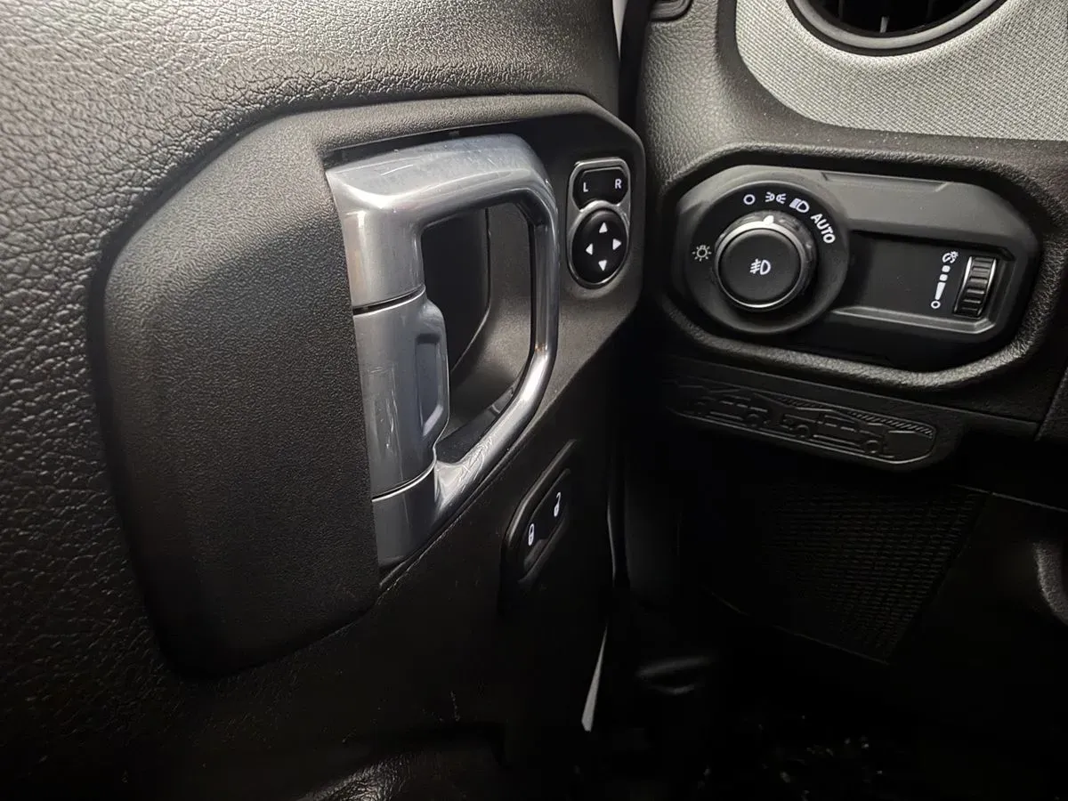 Jeep Wrangler photo 12