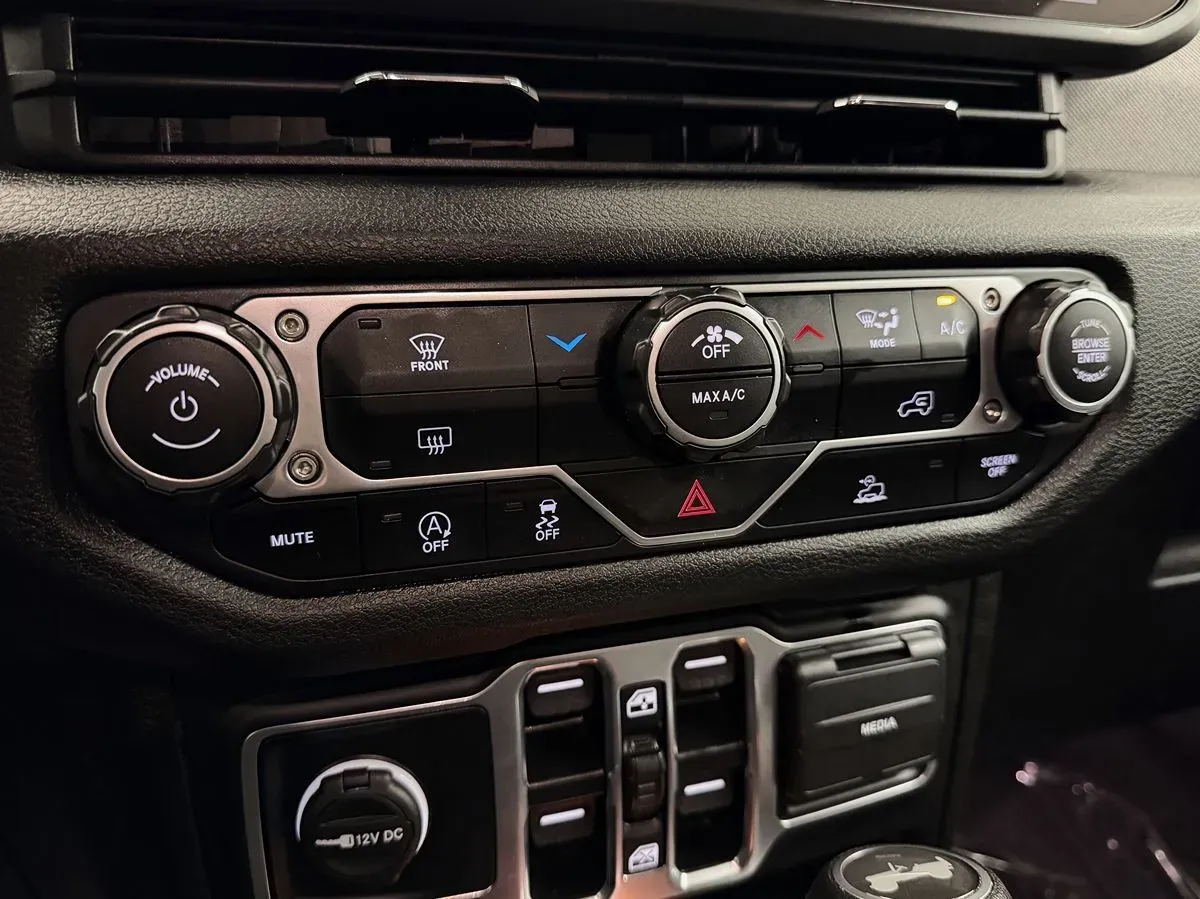 Jeep Wrangler photo 26