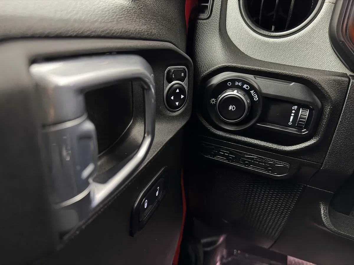 Jeep Wrangler photo 14