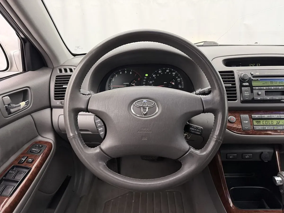 Toyota Camry photo 8