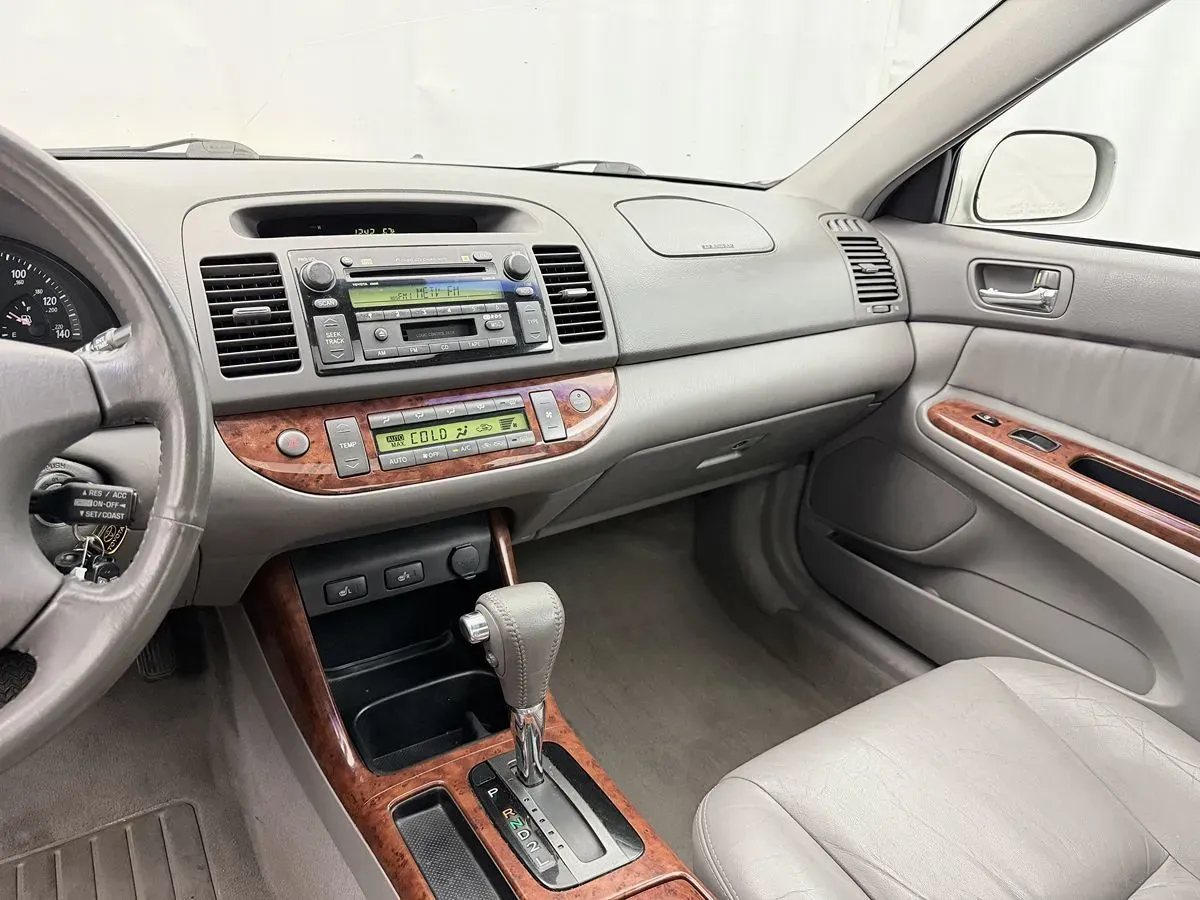 Toyota Camry photo 10