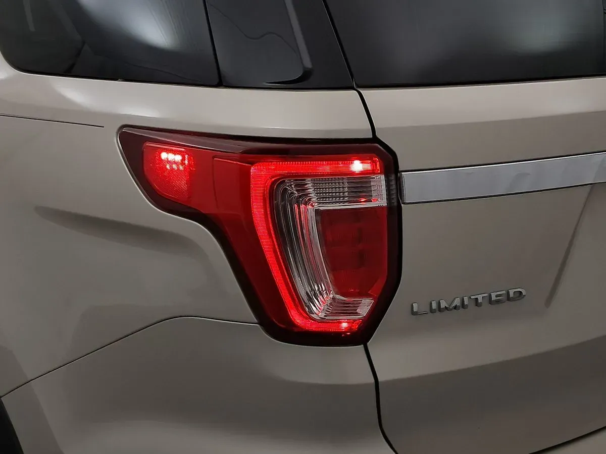 Ford Explorer photo 7