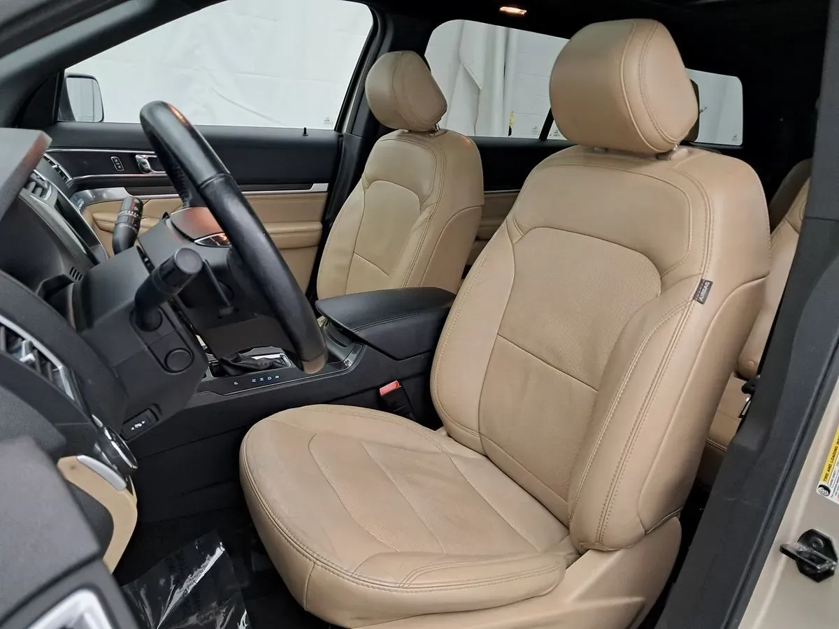 Ford Explorer photo 8