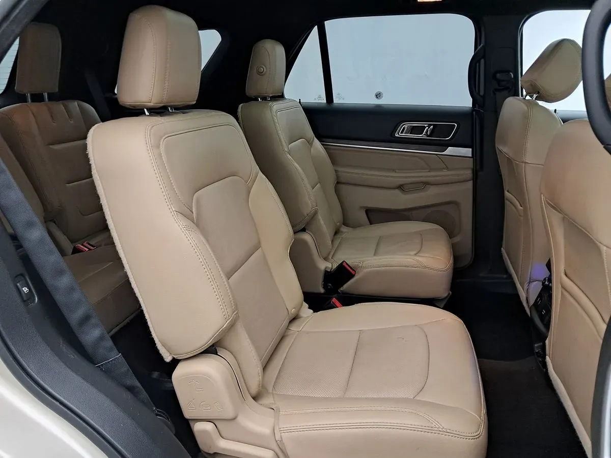 Ford Explorer photo 26