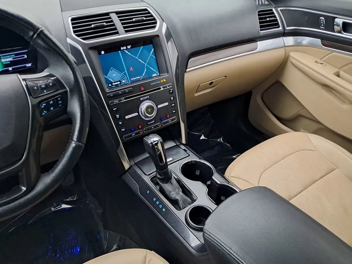 Ford Explorer photo 12