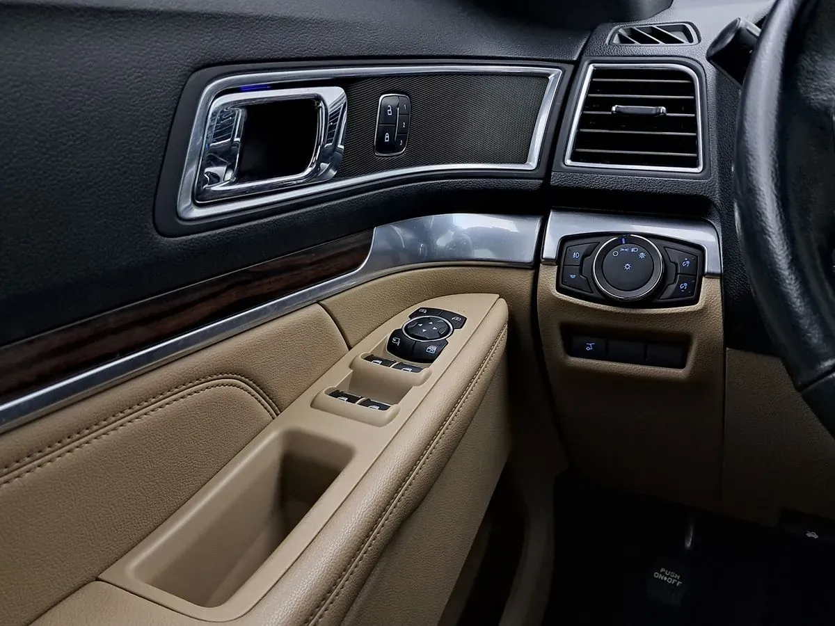 Ford Explorer photo 11