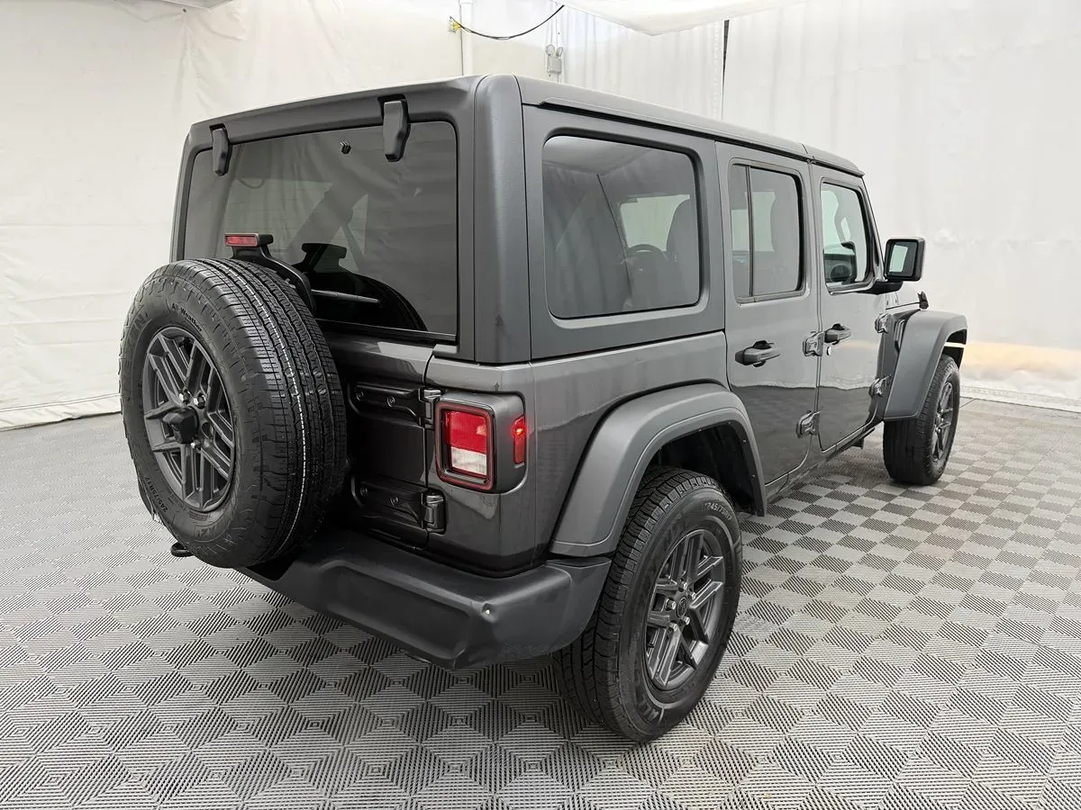 Jeep Wrangler photo 4