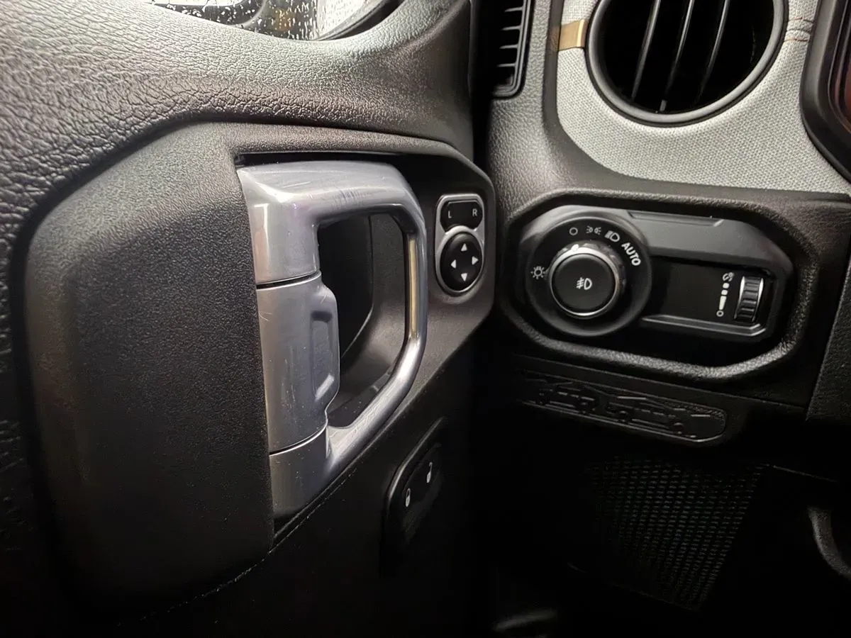 Jeep Wrangler photo 14