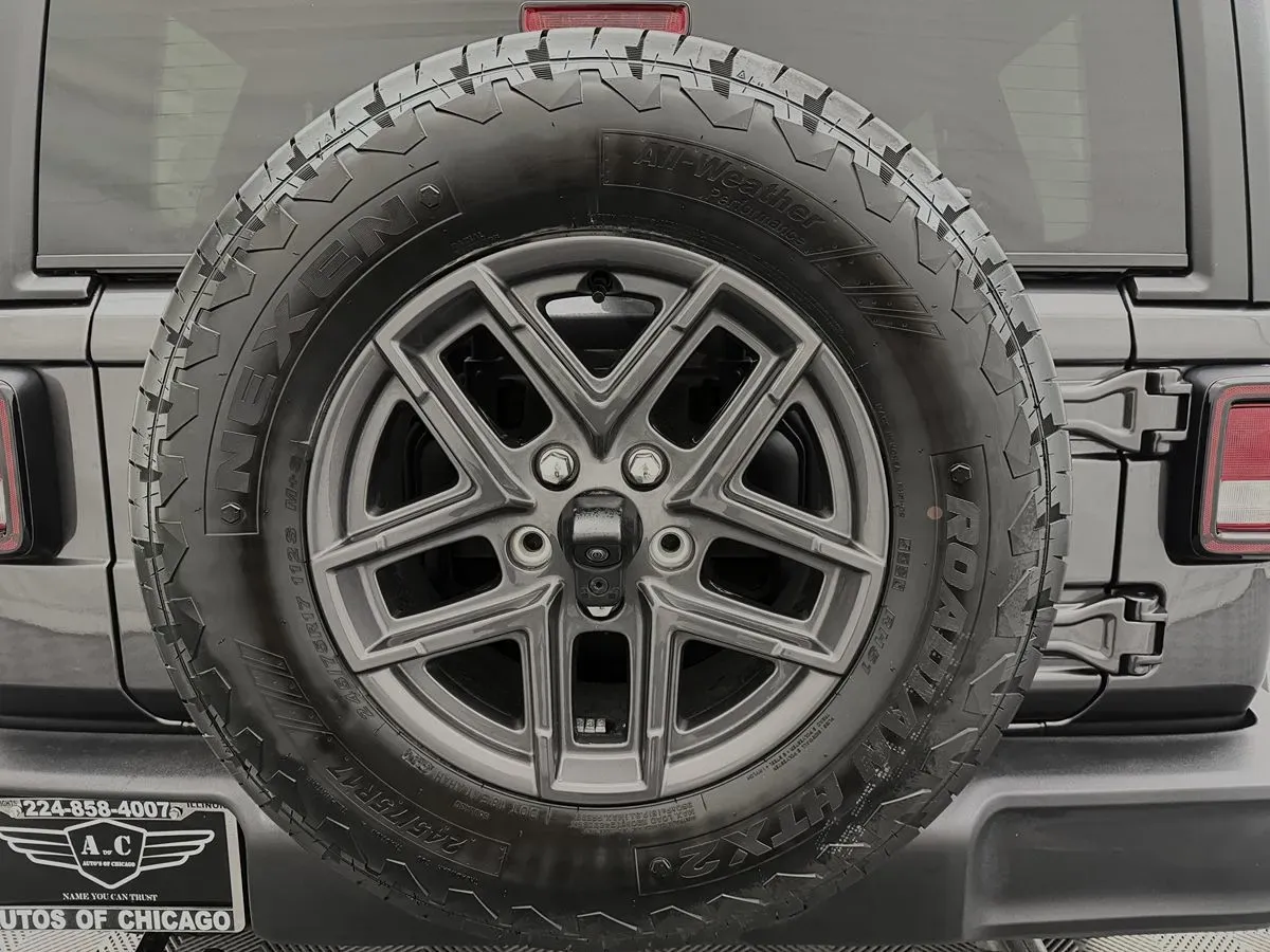 Jeep Wrangler photo 8