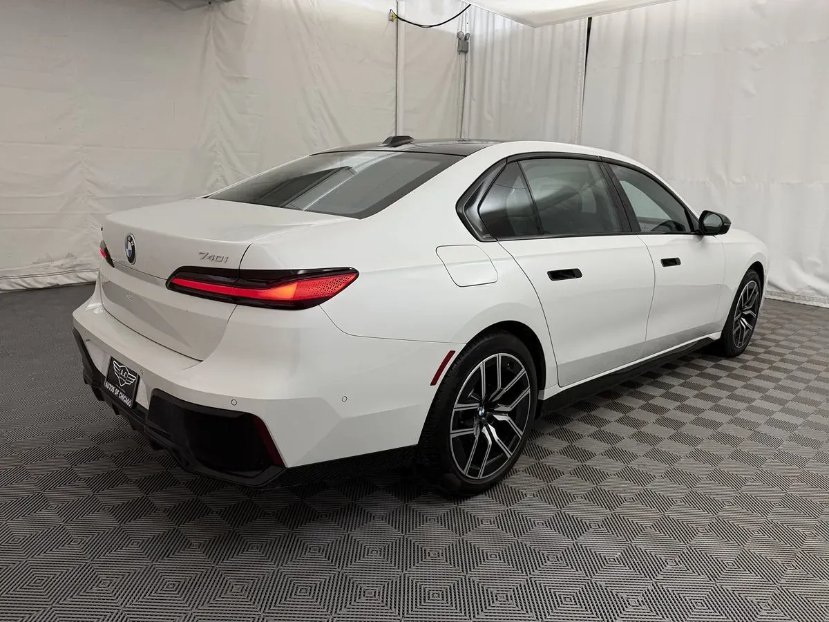 BMW 7 Series photo 9
