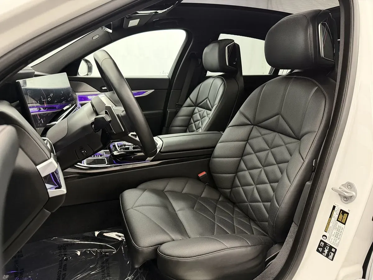 BMW 7 Series photo 14