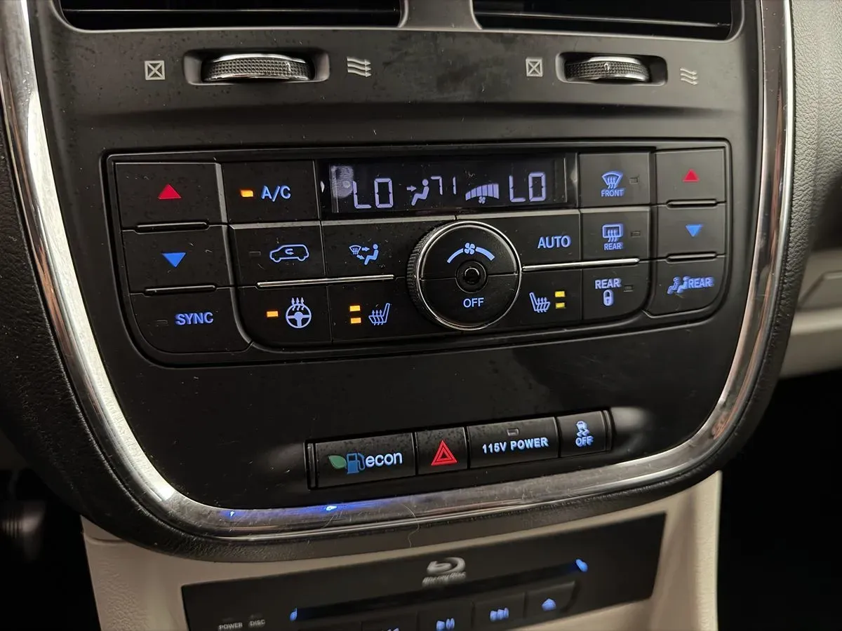 Chrysler Town and Country photo 19