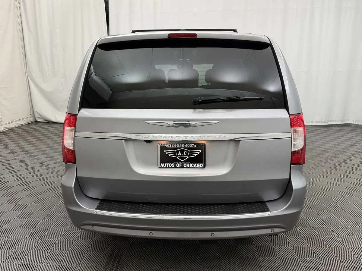 Chrysler Town and Country photo 6
