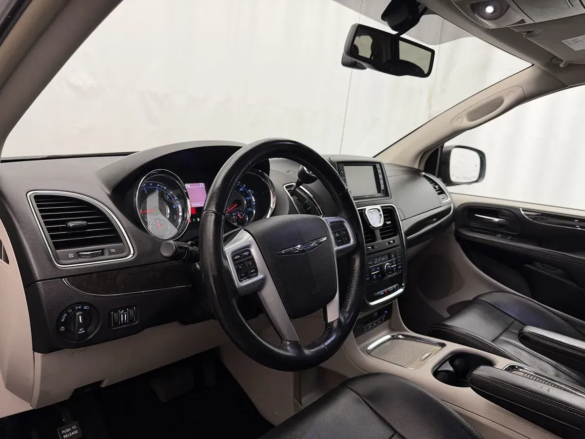 Chrysler Town and Country photo 9