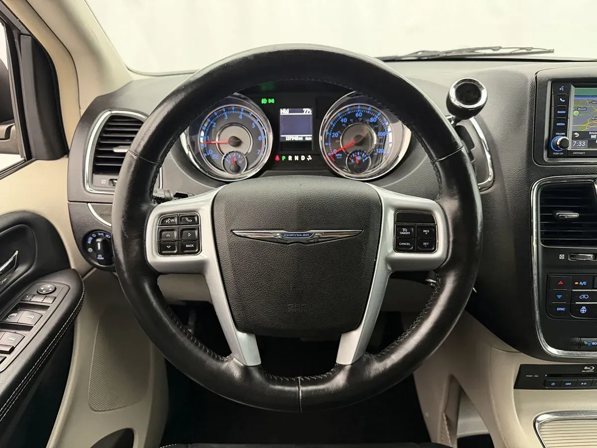 Chrysler Town and Country photo 11