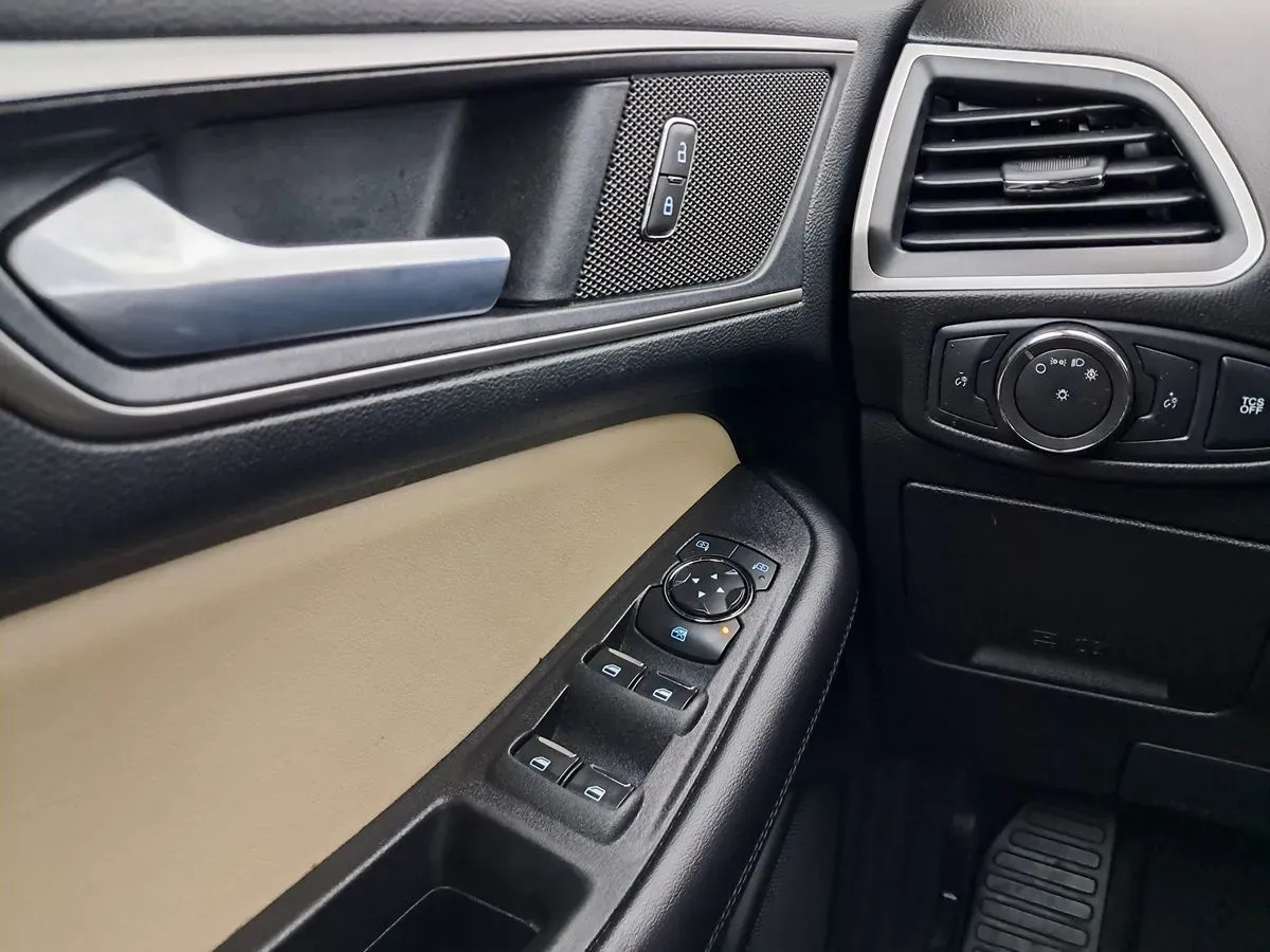 Ford Edge photo 10