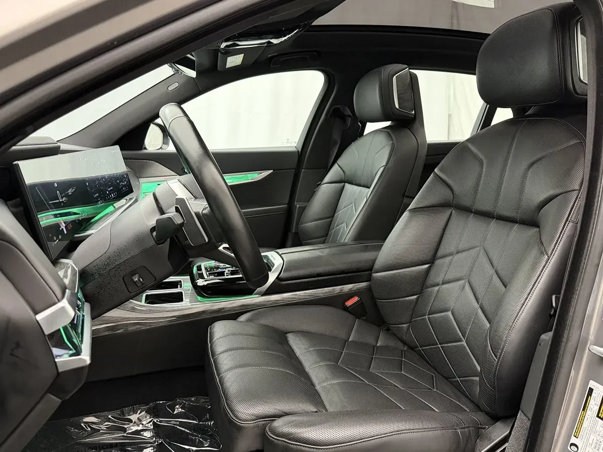 BMW 7 Series photo 9