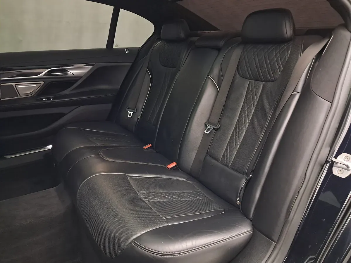 BMW 7 Series photo 37