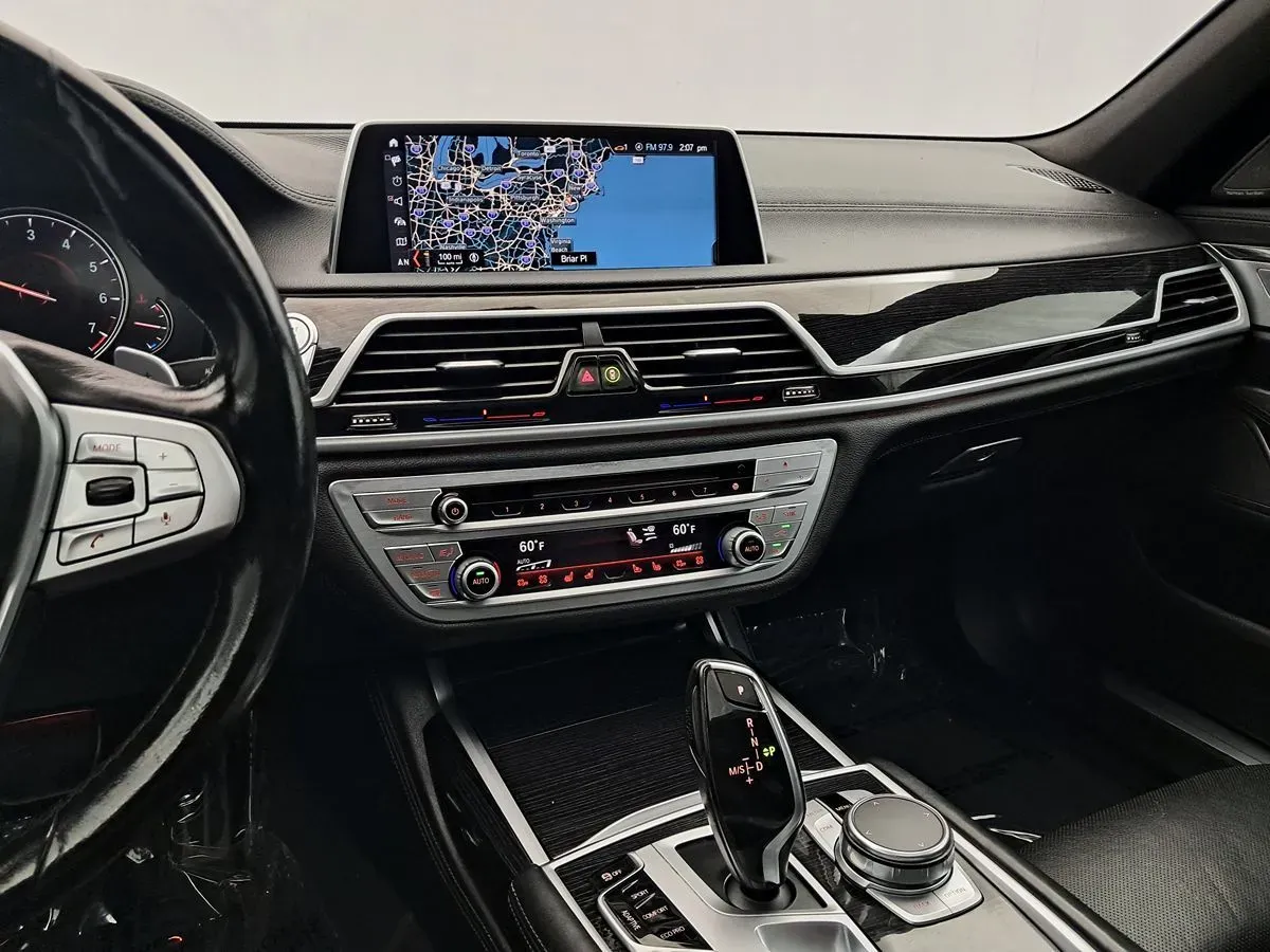 BMW 7 Series photo 14
