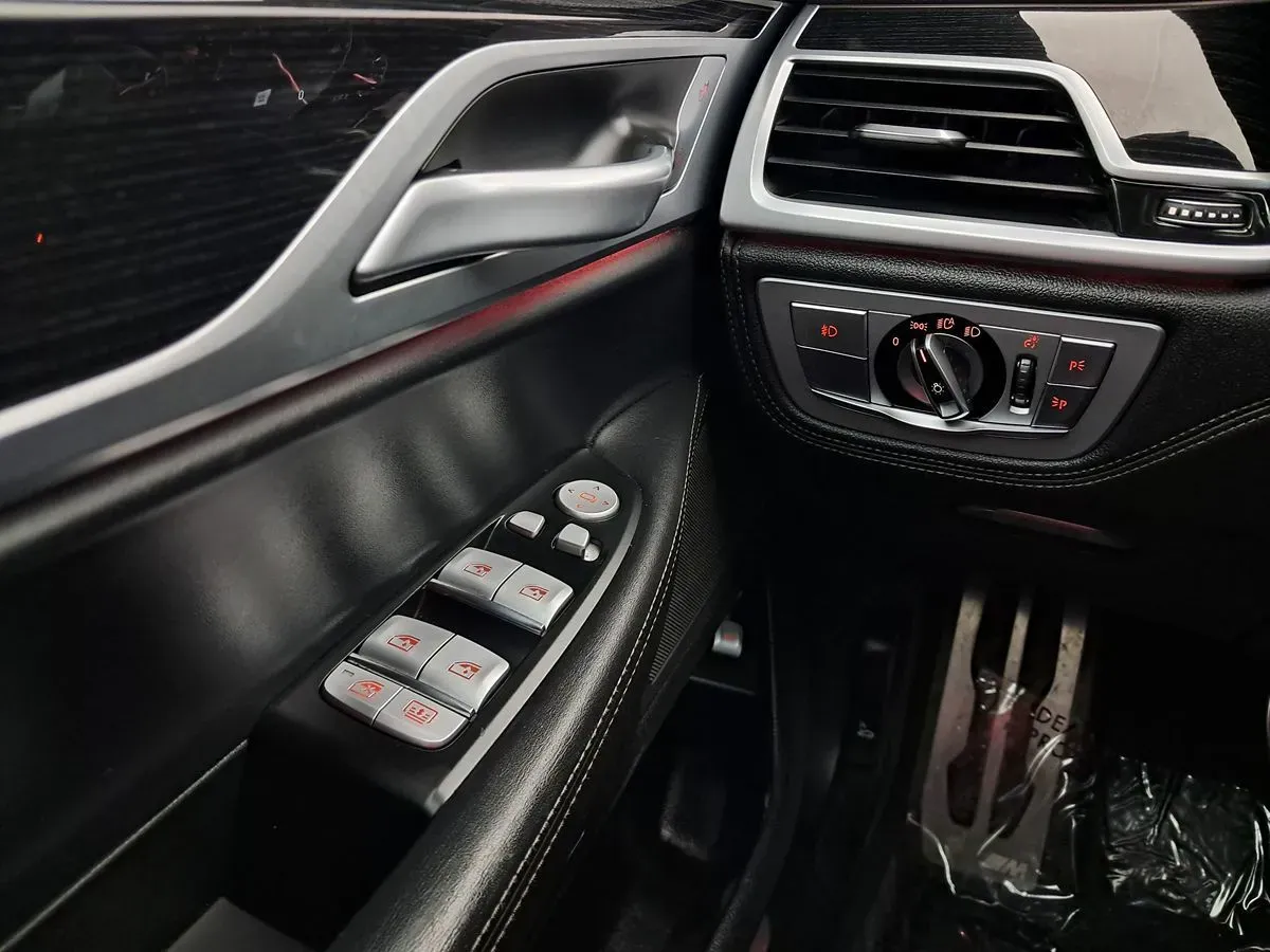 BMW 7 Series photo 10
