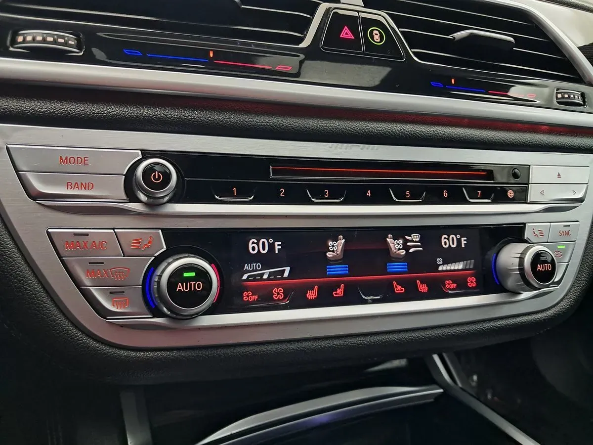 BMW 7 Series photo 35