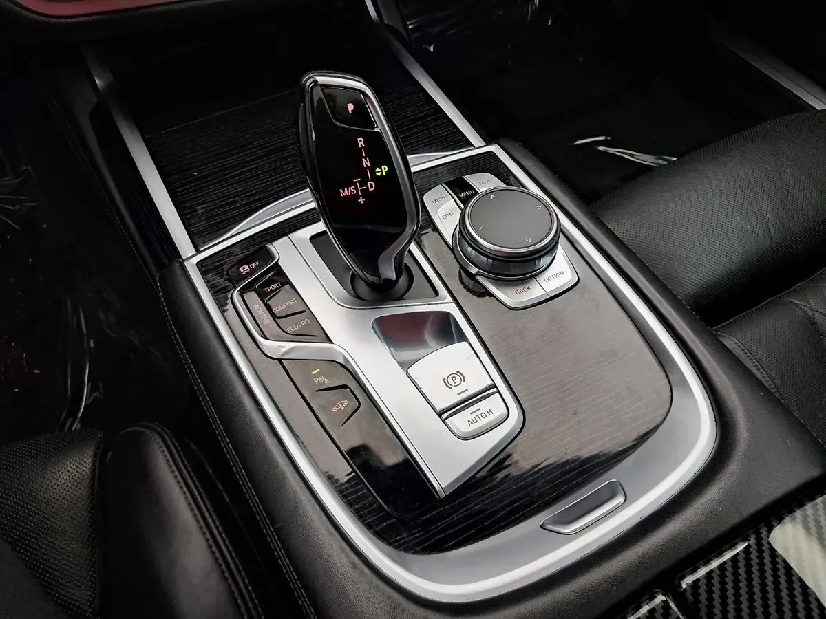 BMW 7 Series photo 36