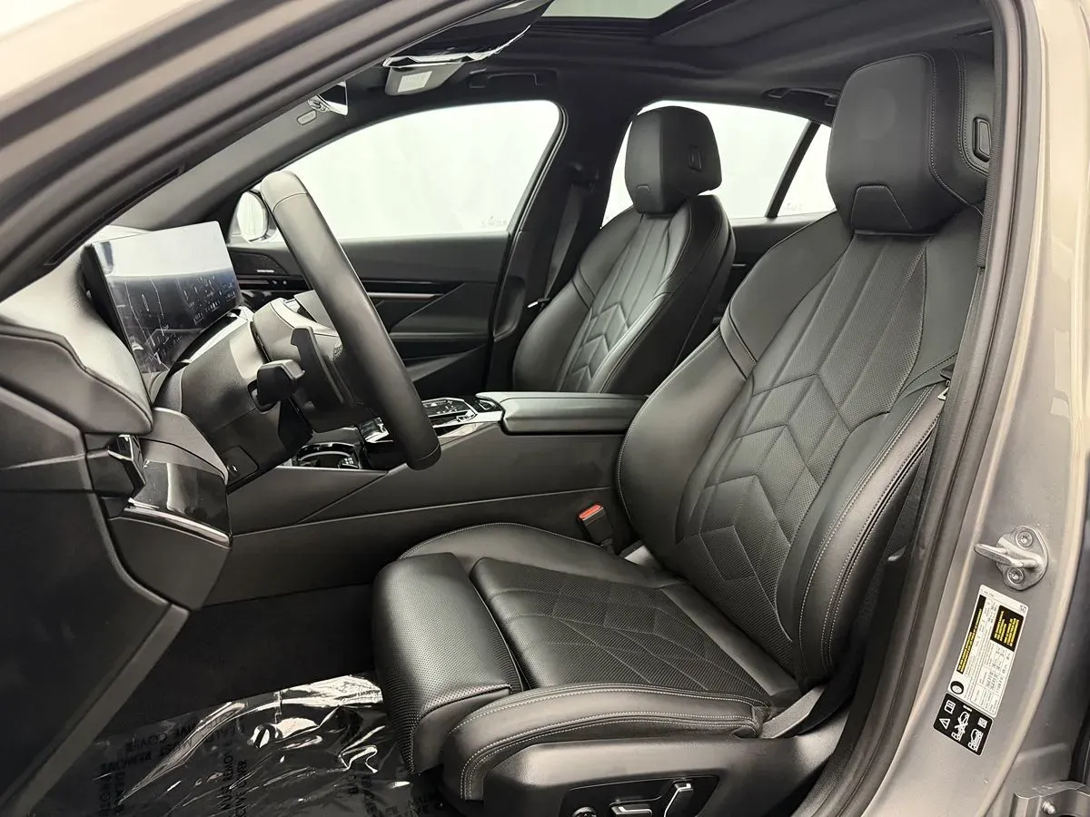 BMW 5 Series photo 9