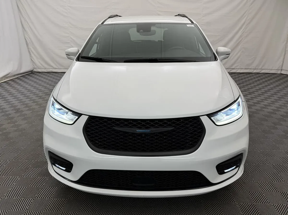 Chrysler Pacifica photo 3