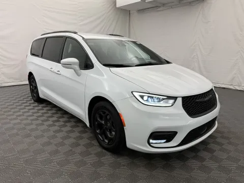 More photos of 2021 Chrysler Pacifica Hybrid Limited at Autos of Chicago, IL