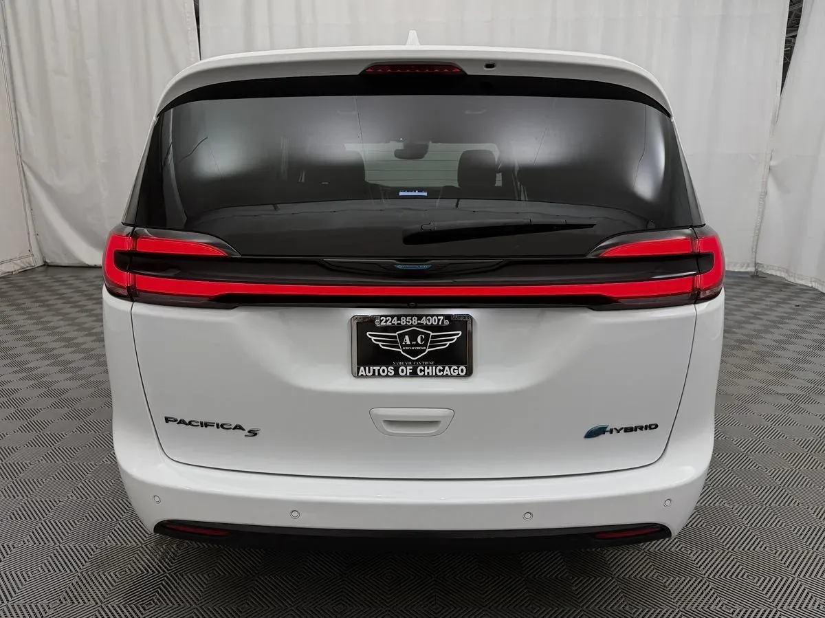 Chrysler Pacifica photo 6
