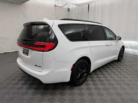 More photos of 2021 Chrysler Pacifica Hybrid Limited at Autos of Chicago, IL