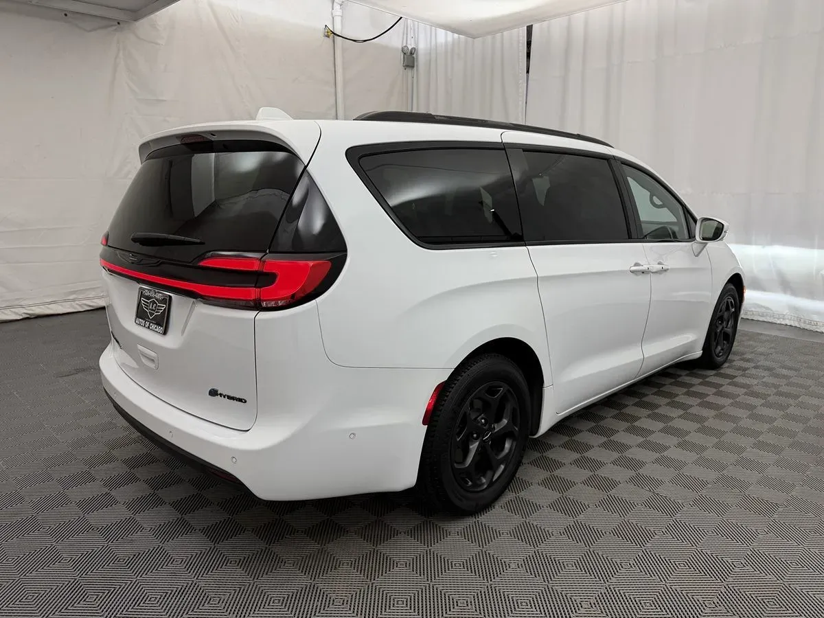 Chrysler Pacifica photo 5