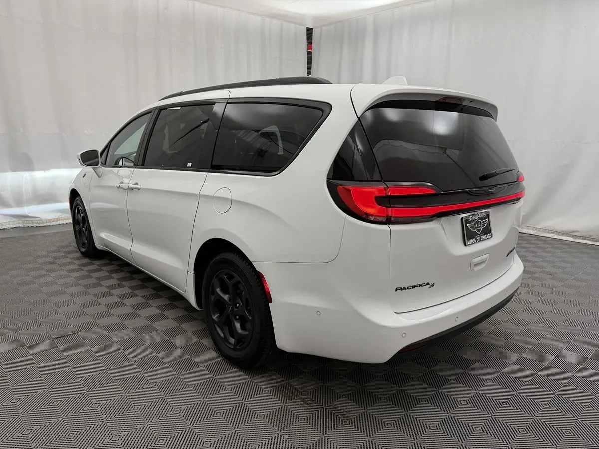Chrysler Pacifica photo 7