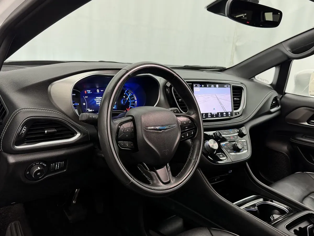 Chrysler Pacifica photo 8