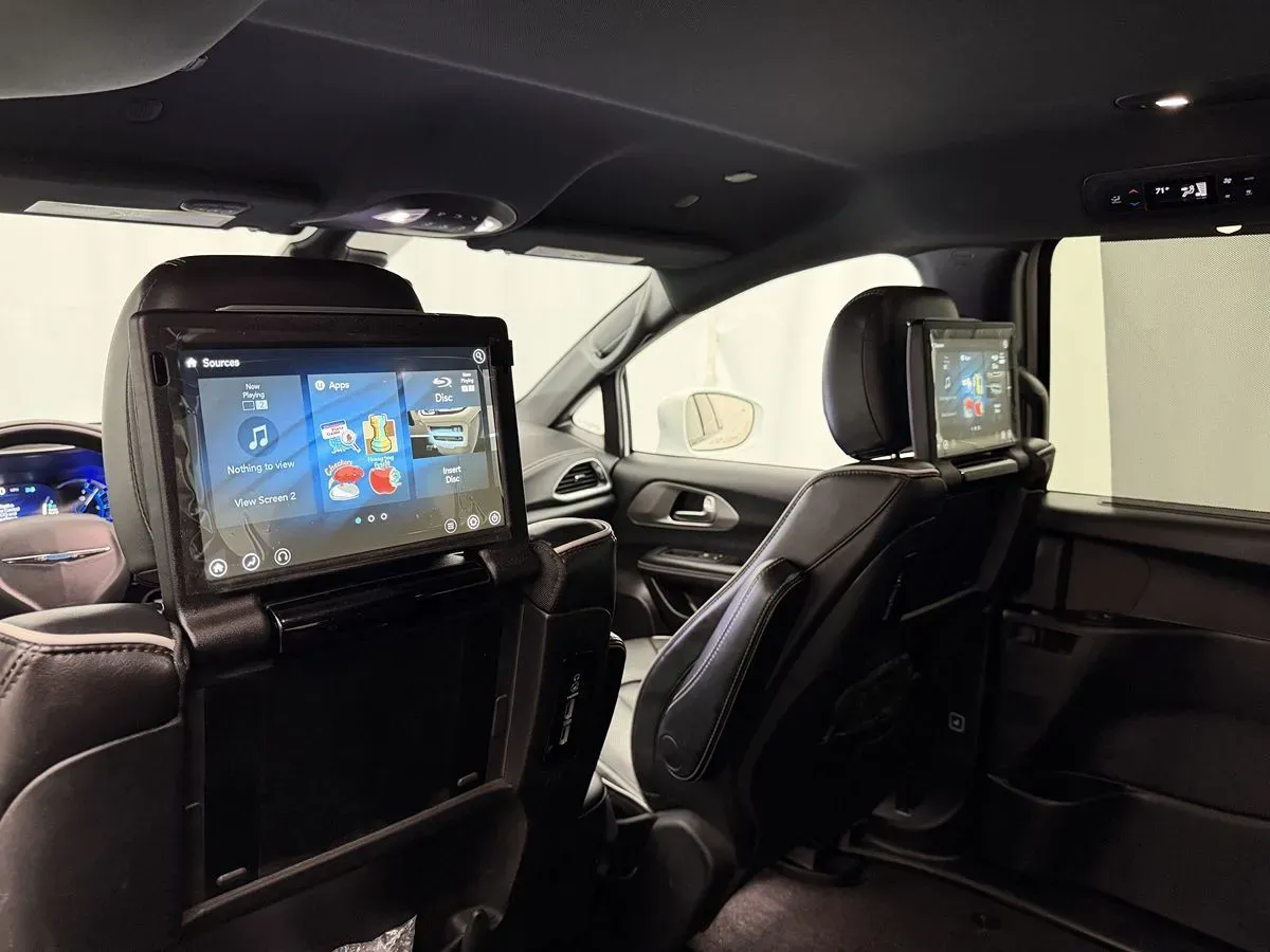 Chrysler Pacifica photo 30