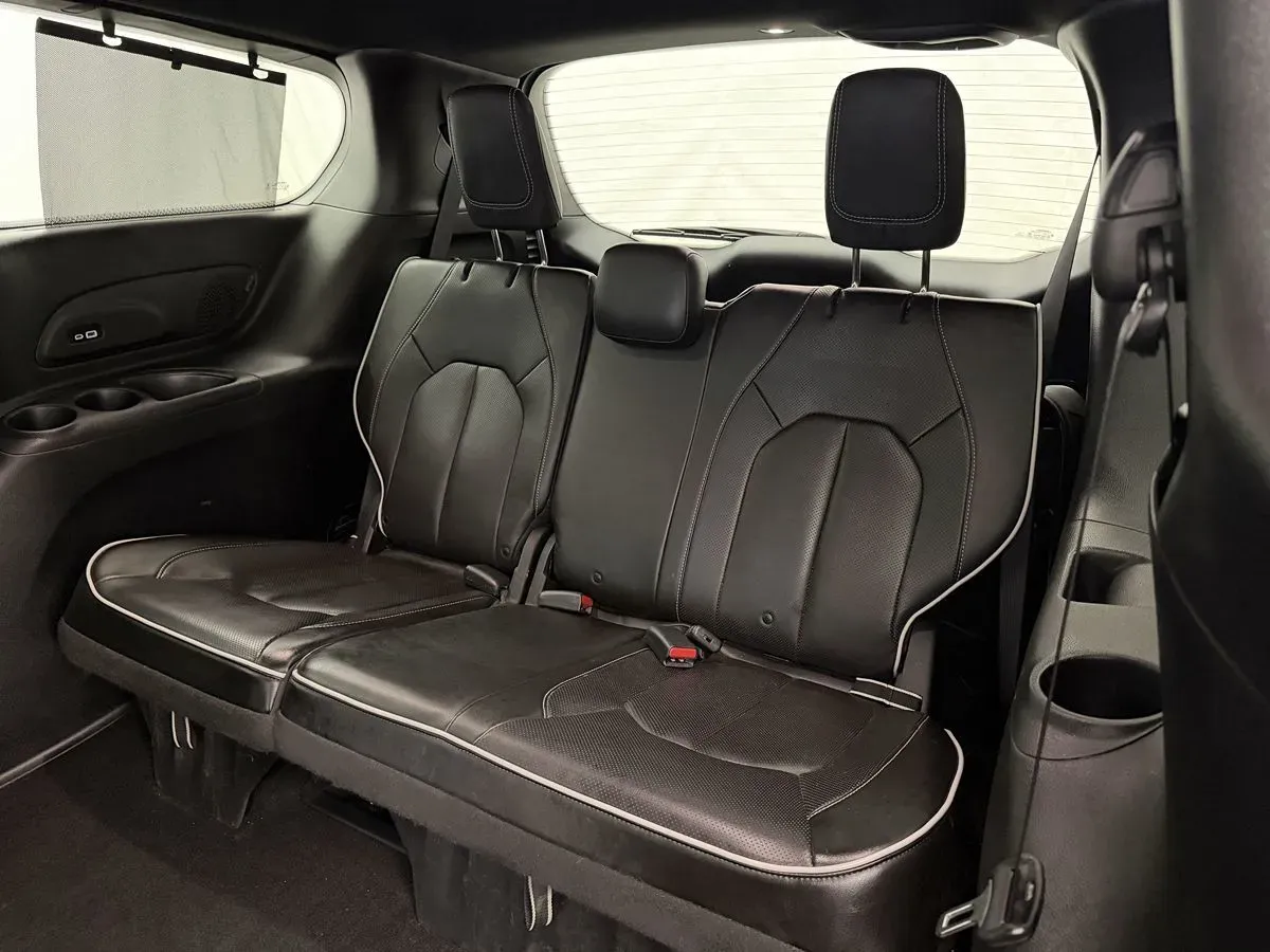 Chrysler Pacifica photo 32
