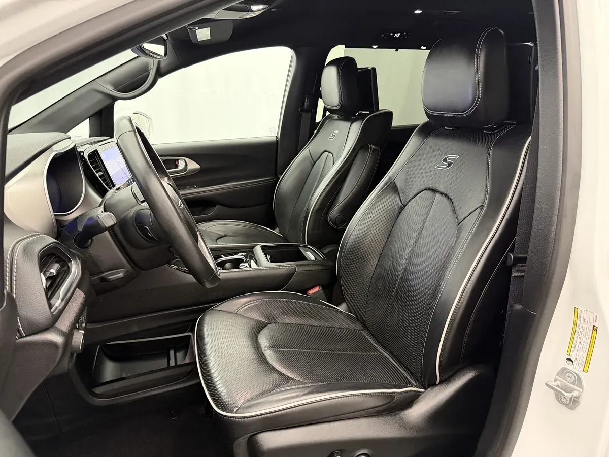 Chrysler Pacifica photo 9