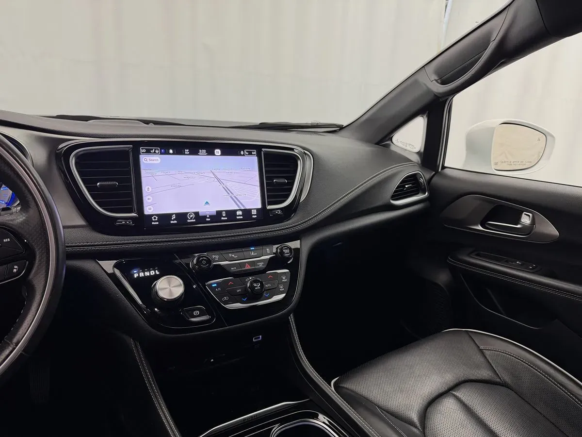 Chrysler Pacifica photo 15