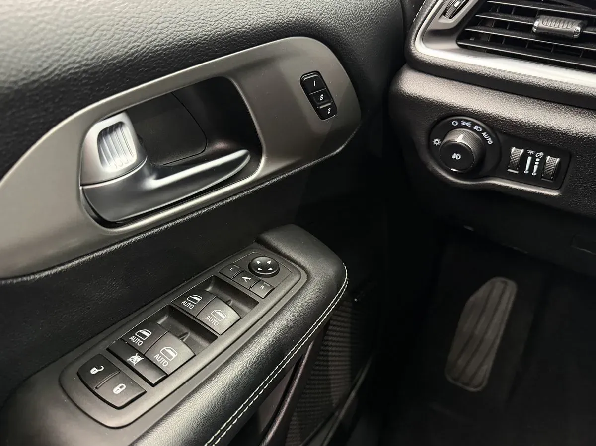 Chrysler Pacifica photo 12