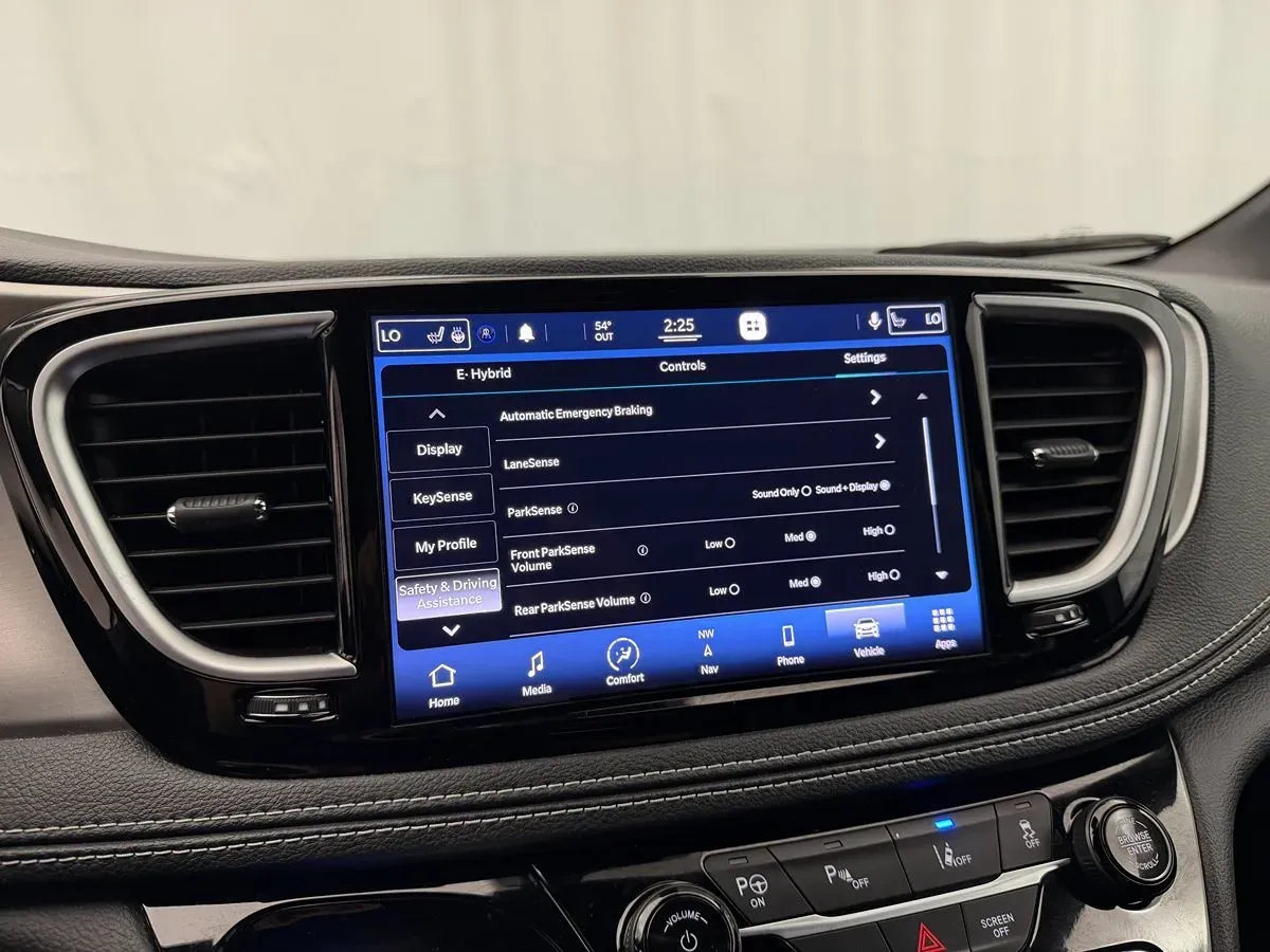 Chrysler Pacifica photo 16