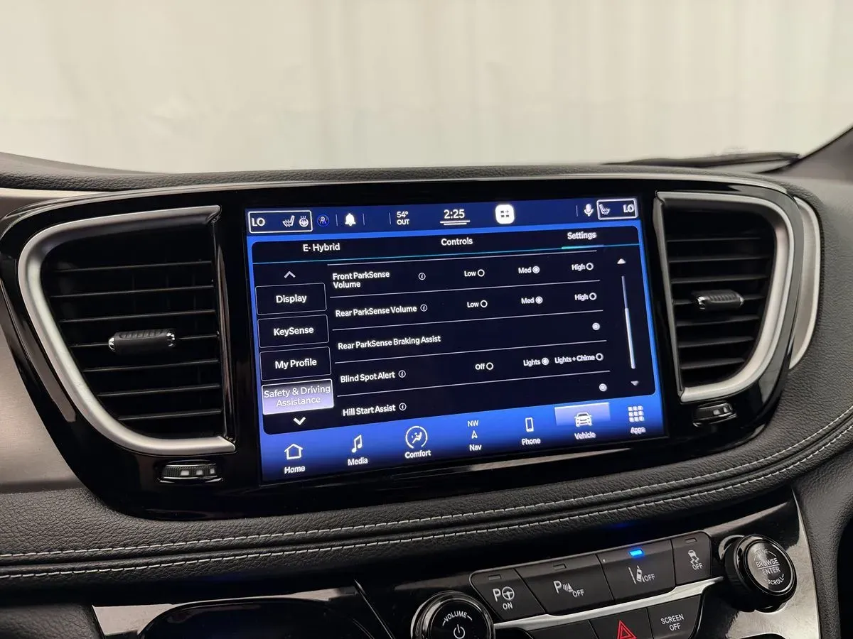 Chrysler Pacifica photo 17