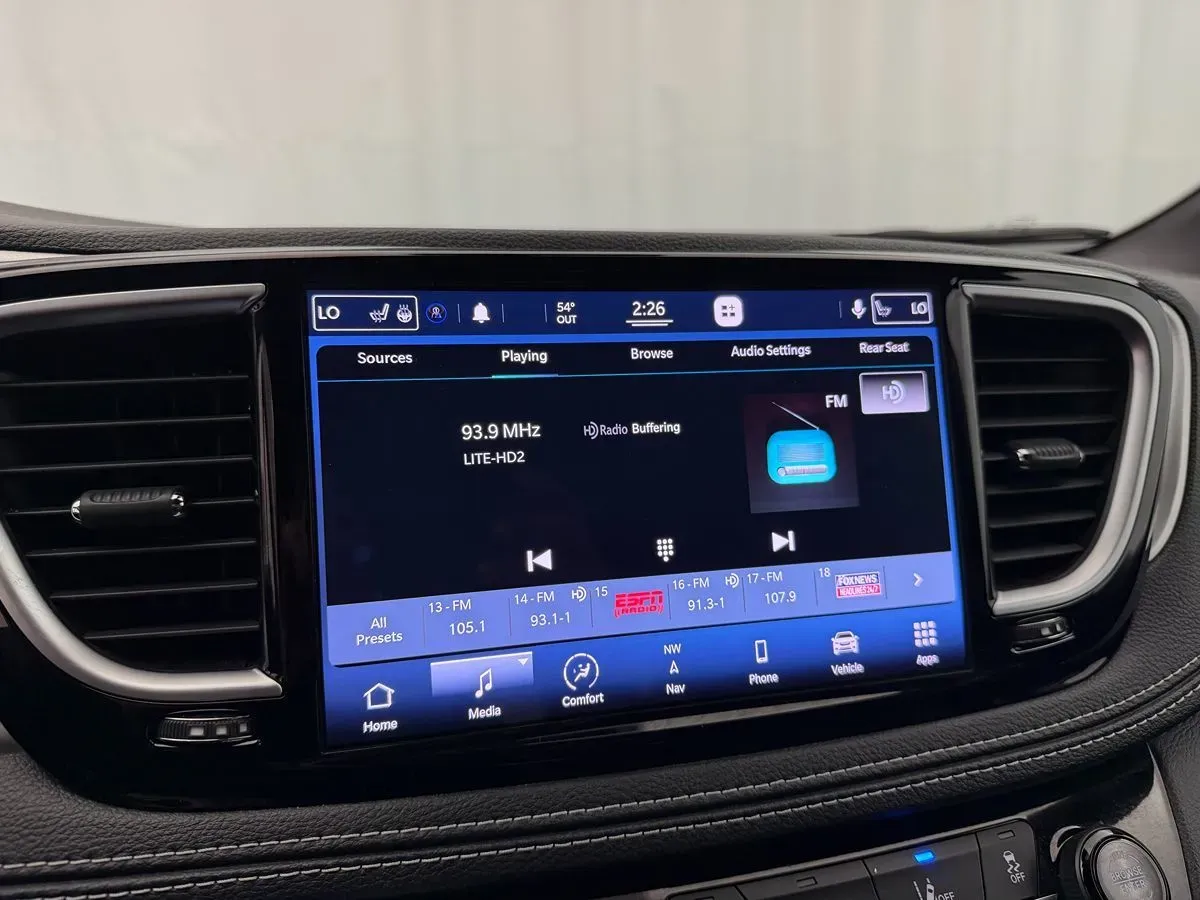 Chrysler Pacifica photo 26
