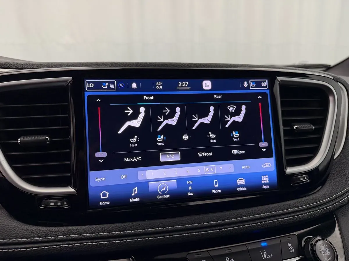 Chrysler Pacifica photo 19