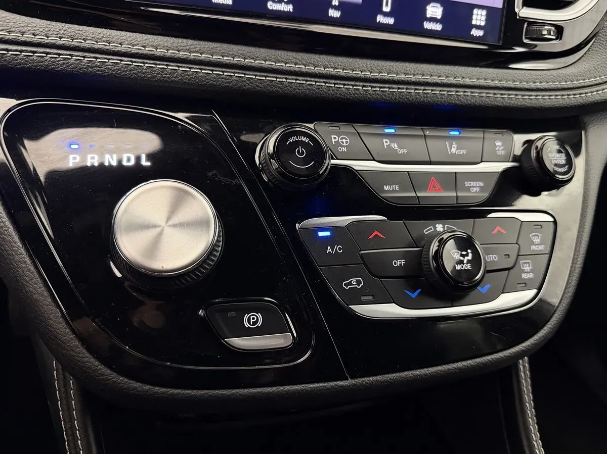 Chrysler Pacifica photo 27