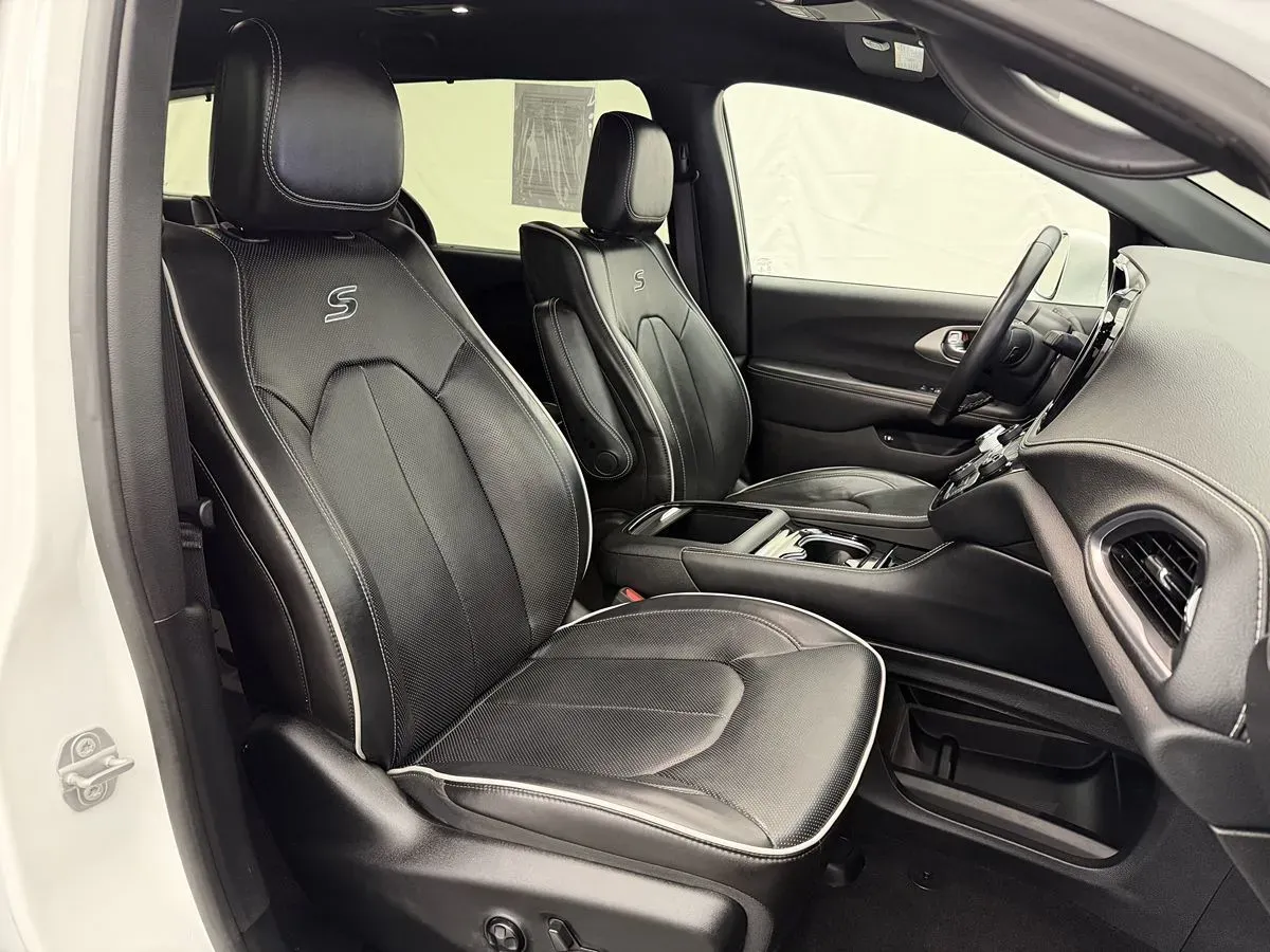 Chrysler Pacifica photo 34