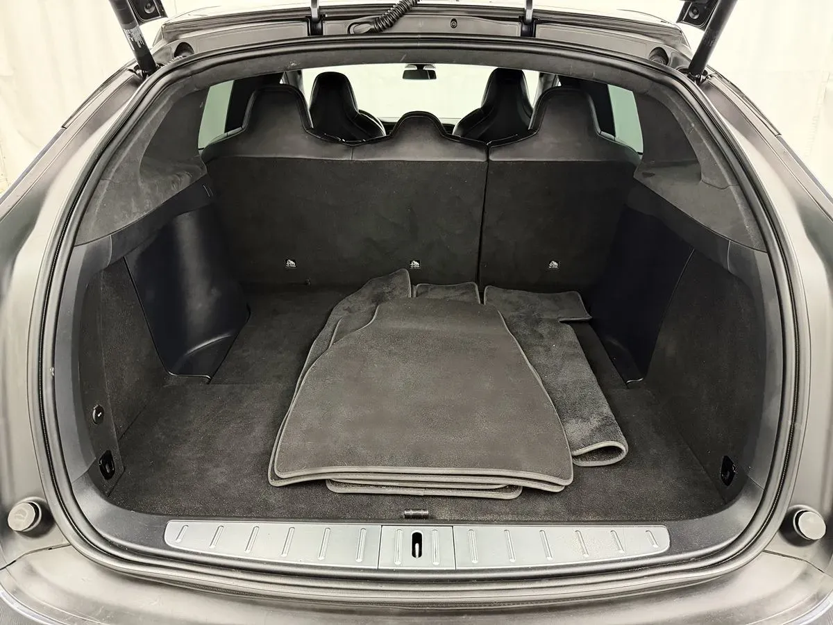 Tesla Model X photo 31